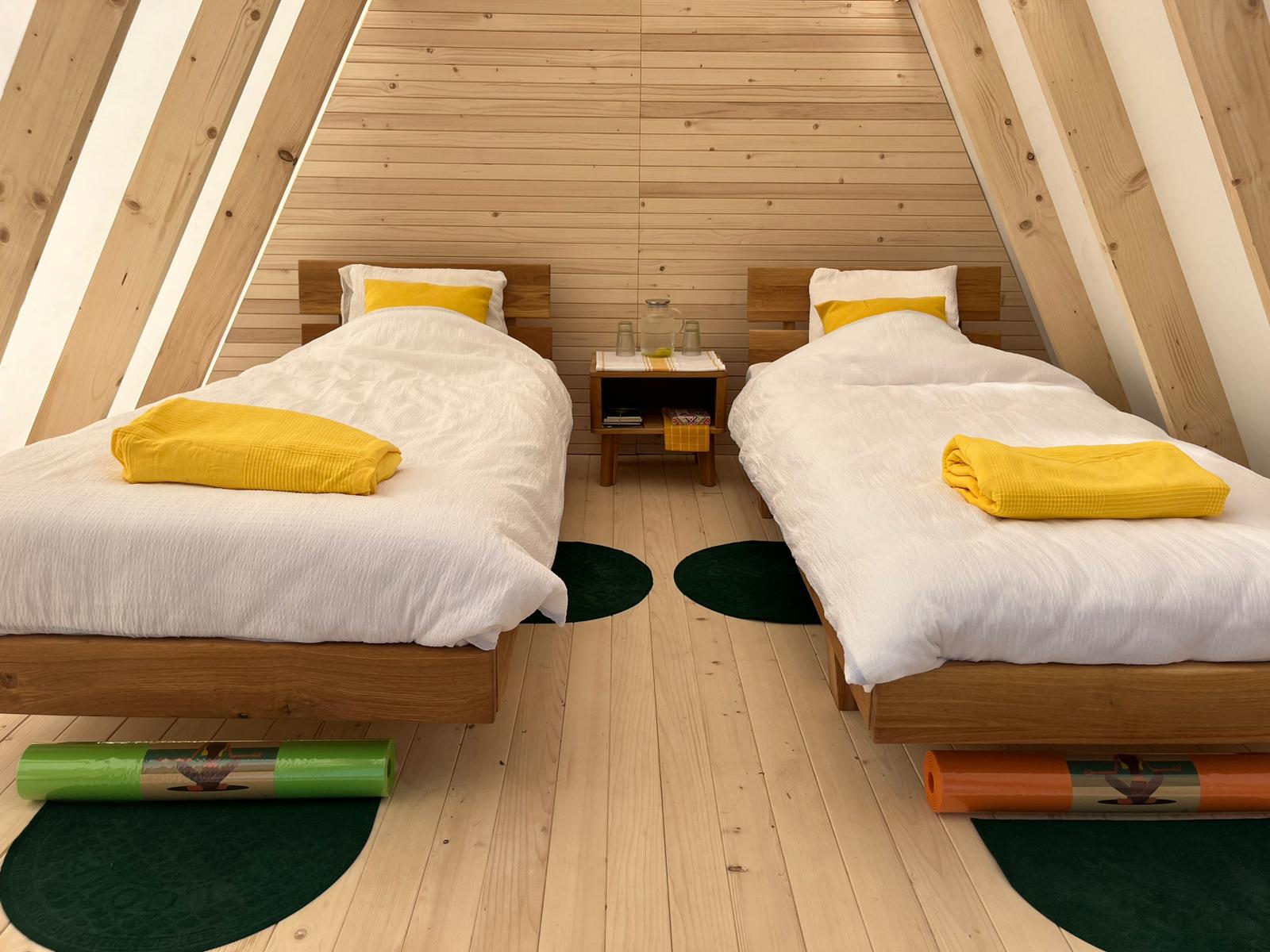 Unutrašnjost glamping šatora s ležajevima