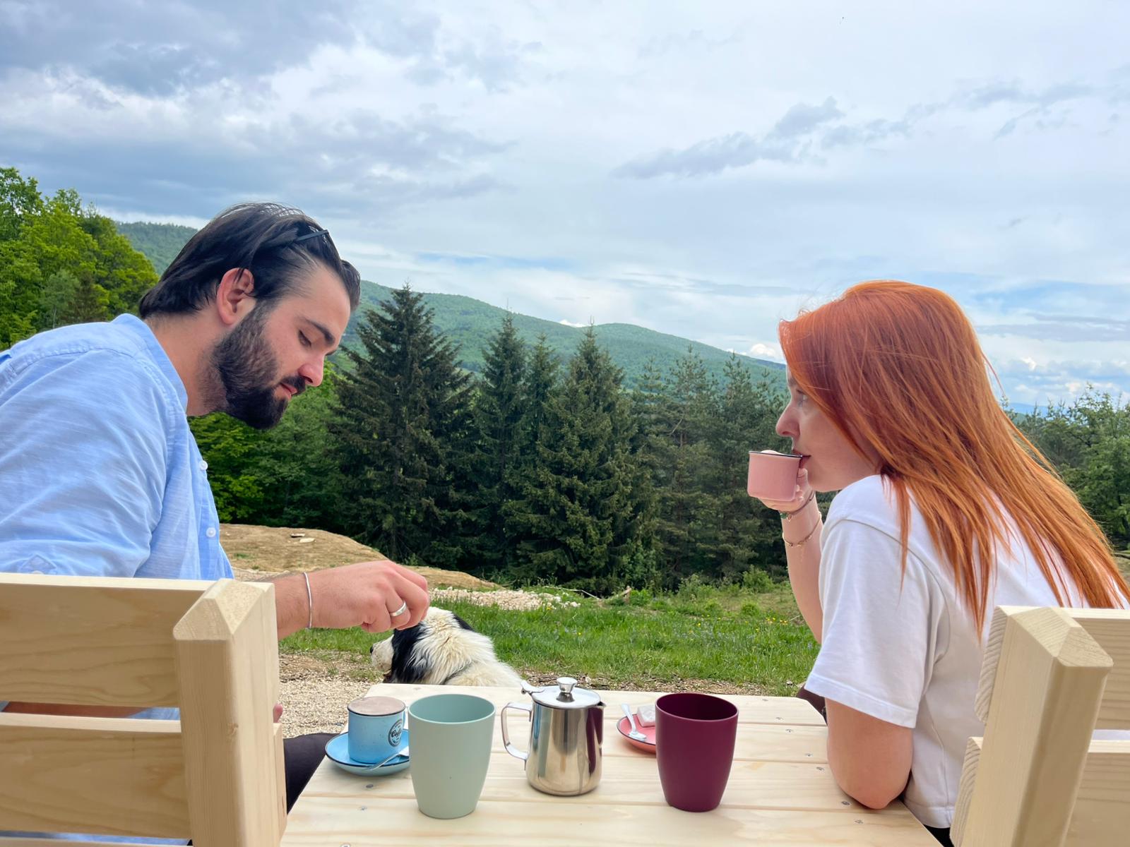 Jutarnja kafa s pogledom na planinu