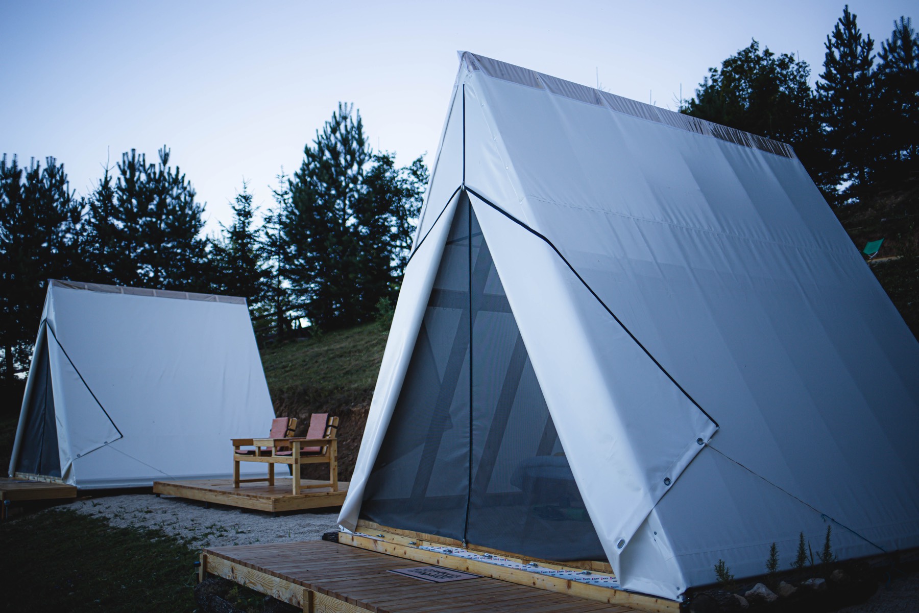 A-frame glamping šatori u sumrak